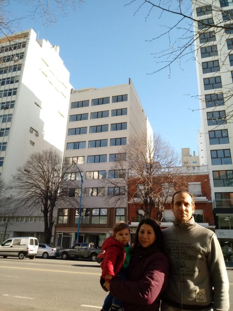 Mauricio Battistoni Calabrese, junto a su mujer y su pequeño hijo en la zona de Colón e Independencia donde esperaban vivir.