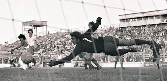 El primer gol de Maradona con una foto precisa de LA CAPITAL desde atrás del arco.