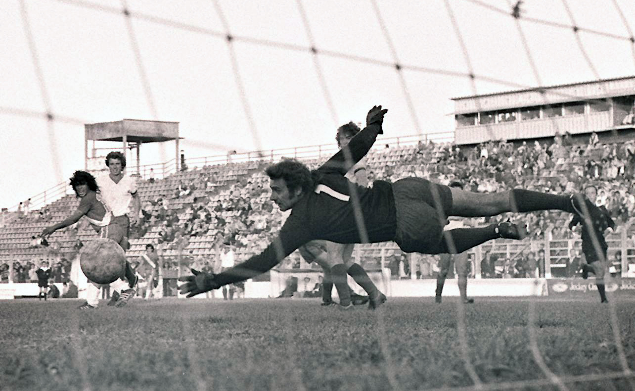 El primer gol de Maradona con una foto precisa de LA CAPITAL desde atrás del arco.
