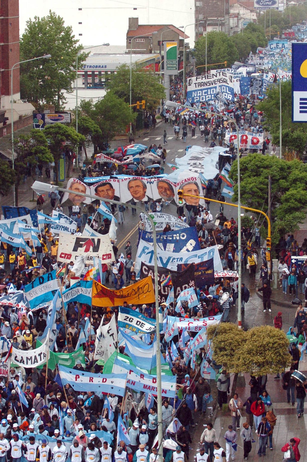 Marcha hacia la III Cumbre de los Pueblos, realizada en el Estadio Mundialista de Mar del Plata.