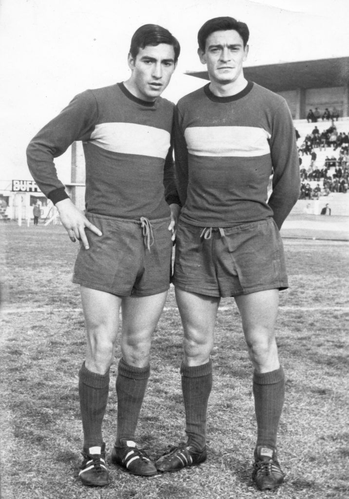 Pocho Pereyra sí pudo jugar junto a su hermano menor, Hugo (izquierda), hoy radicado en España. En Boca y en Defensores de Napoleofú.