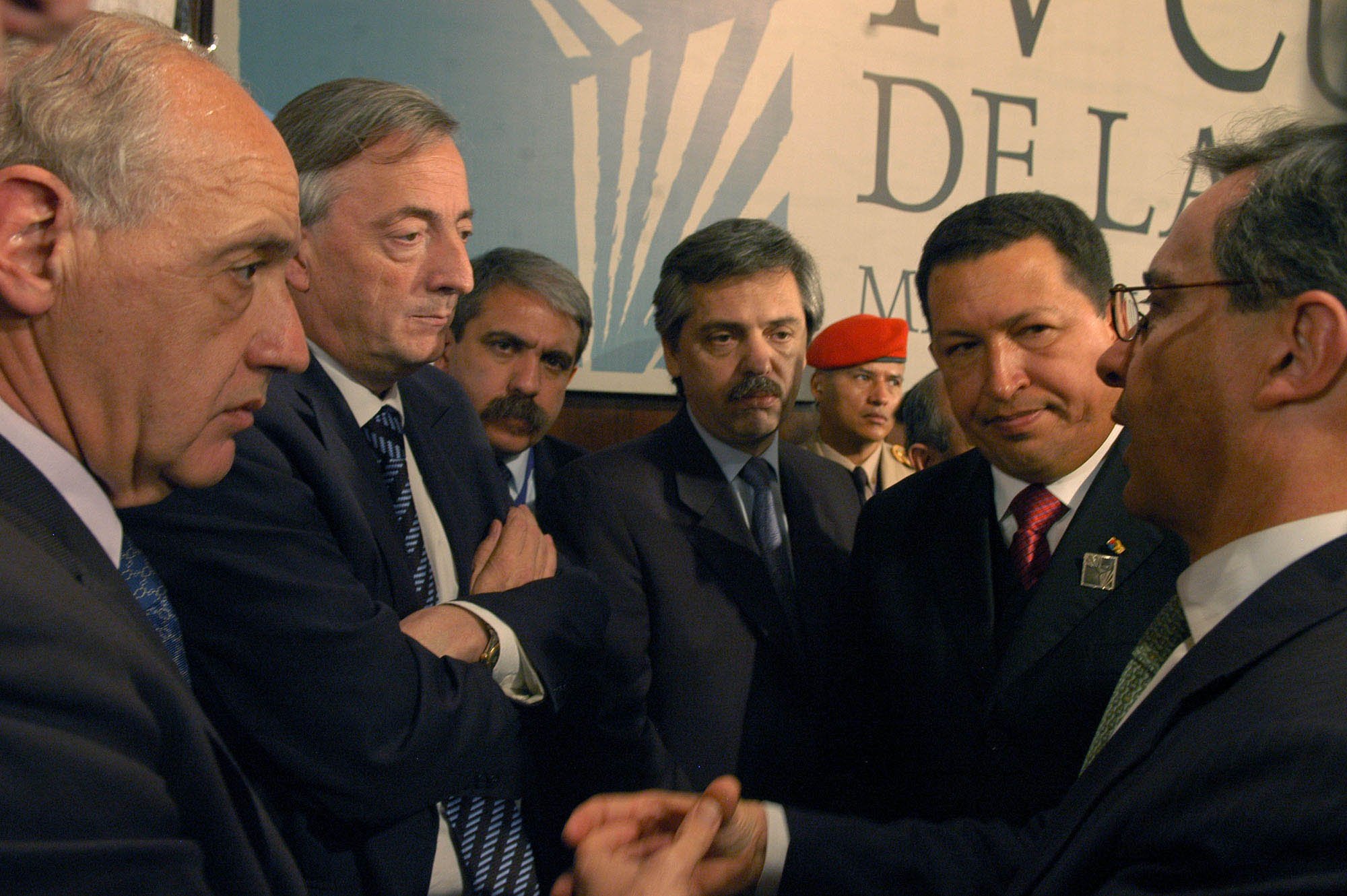 Kirchner junto a sus pares de Venezuela y Colombia, los Mtros de Economia e Interior Y el Jefe de Gabinete de Mtros. durante el segundo Plenario de la IV Cumbre de las Americas