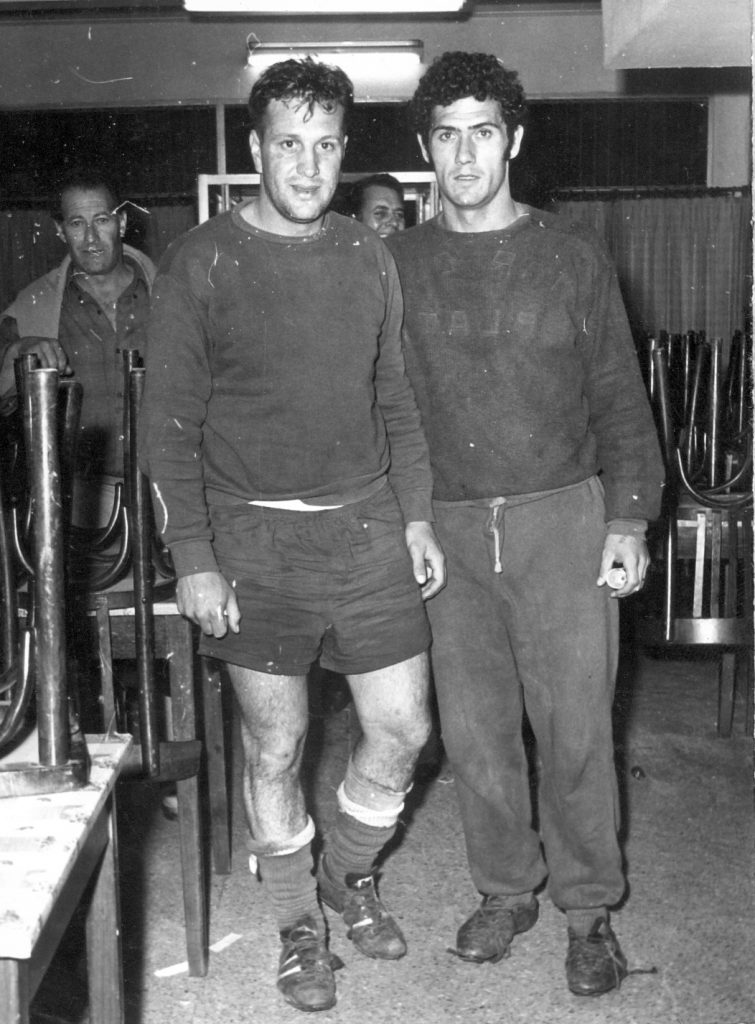 Jorge Videla y Adan Amán, todavía cambiados como jugadores, ya de regreso en Mar del Plata. La "Roja" escapó de milagro de Olavarría.