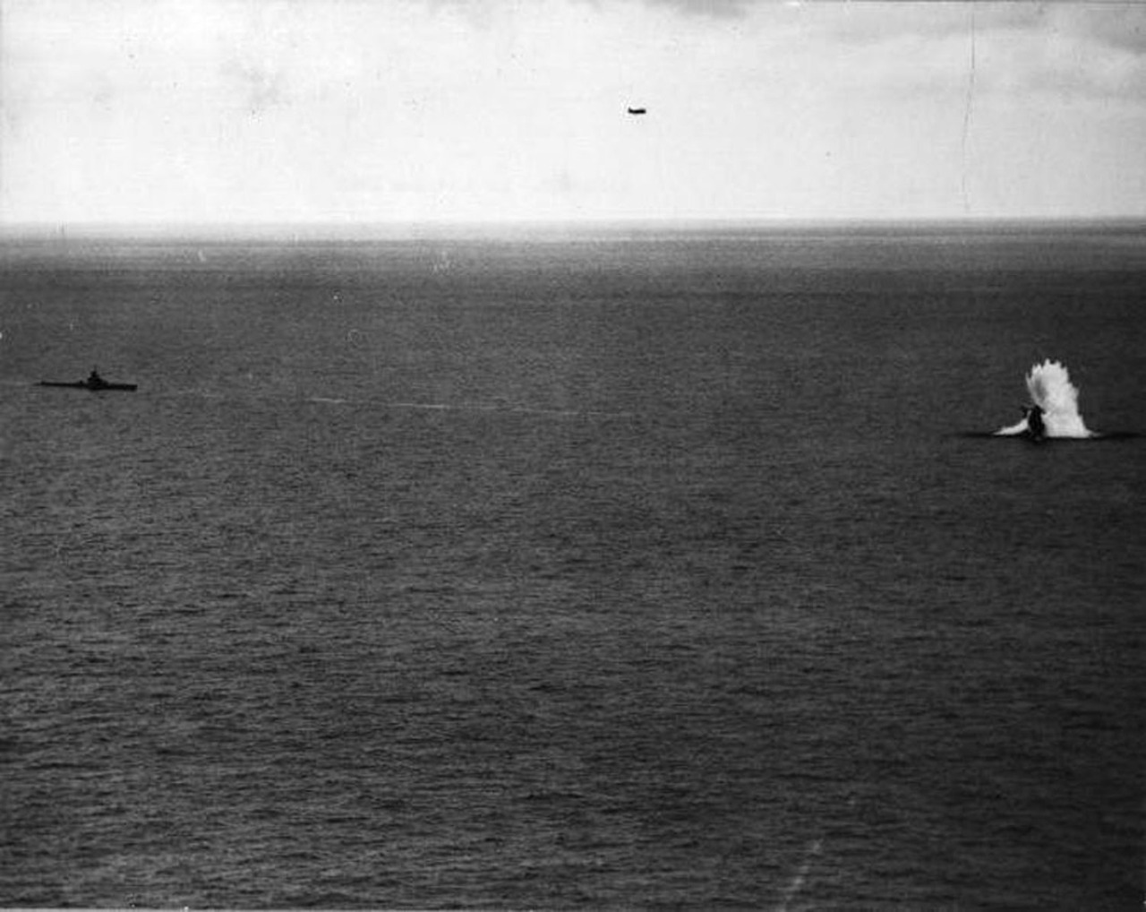 El Atule, que luego fue el Pacocha, torpedea al U-977.      Foto de USN cortesía de Scott Koen.