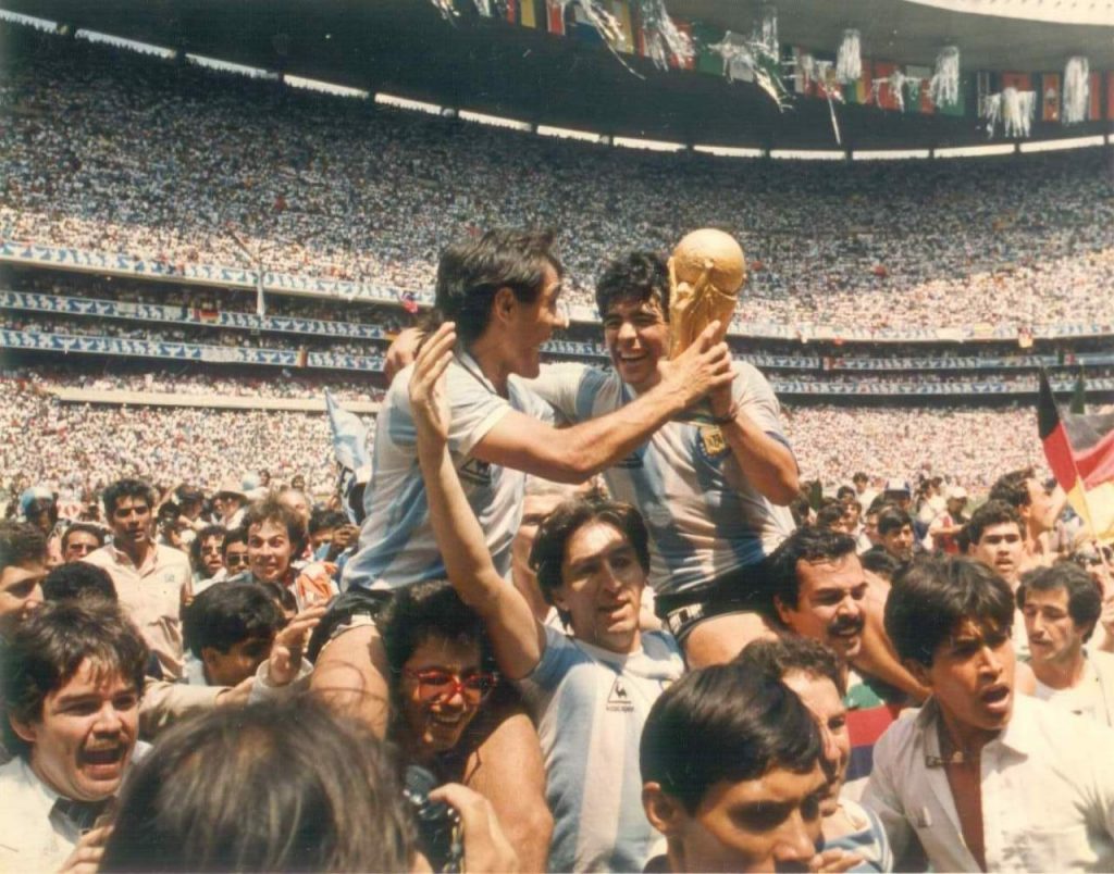 Ripke, vestido como jugador, debajo de Maradona y Pasculli. 