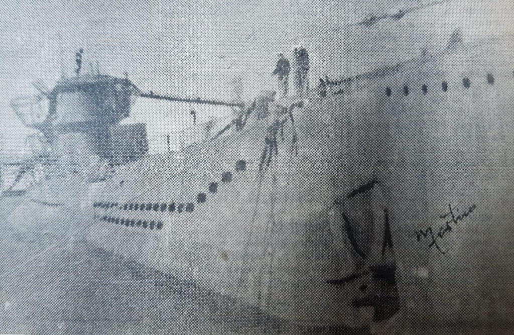 El U-boat 977 amarrado tras la rendición en el muelle de submarinos de la Base Naval de Mar del Plata.