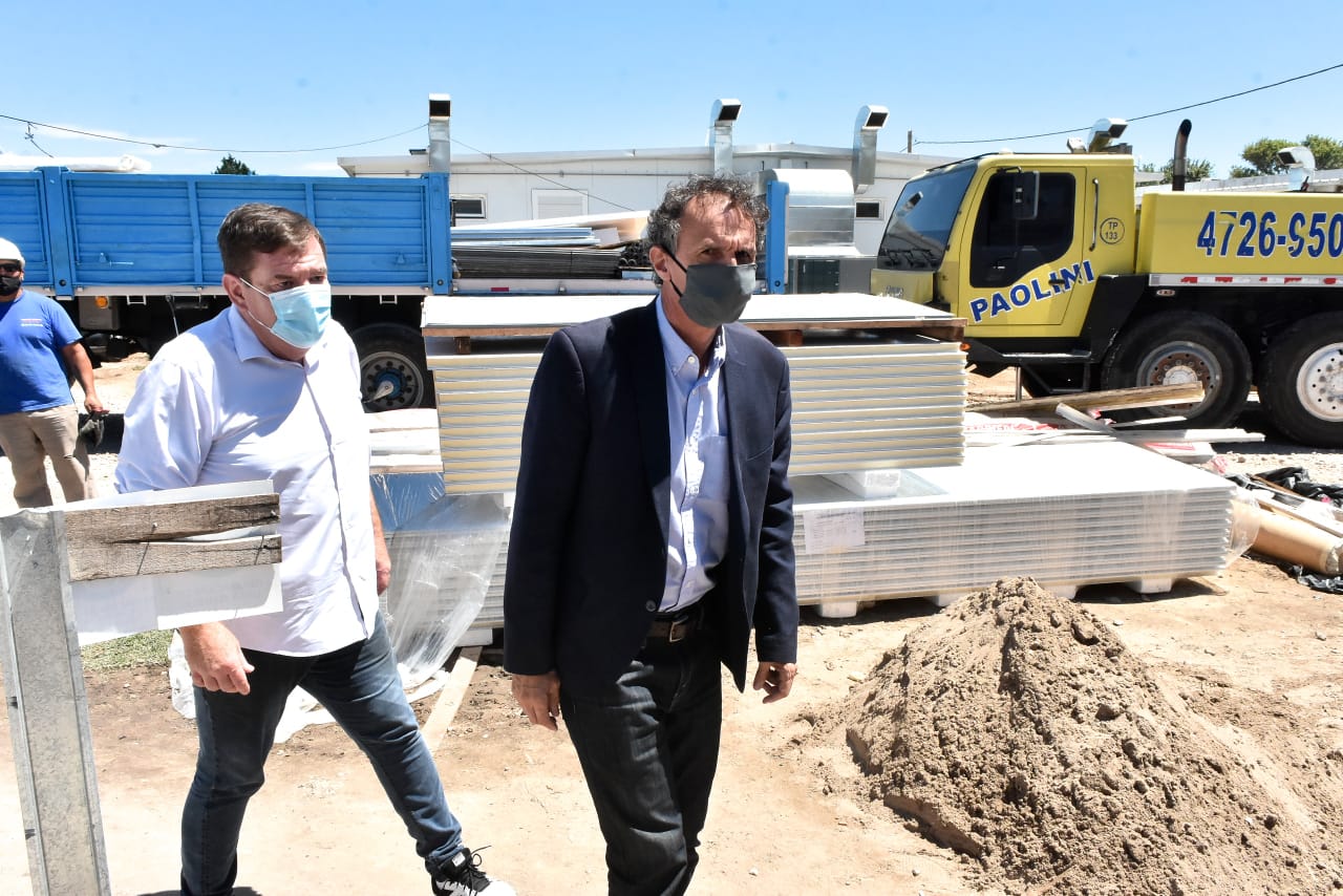 El ministro de Obras, Gabriel Katopodis, y el intendente Guillermo Montenegro, hoy en la obra del nuevo centro sanitario.