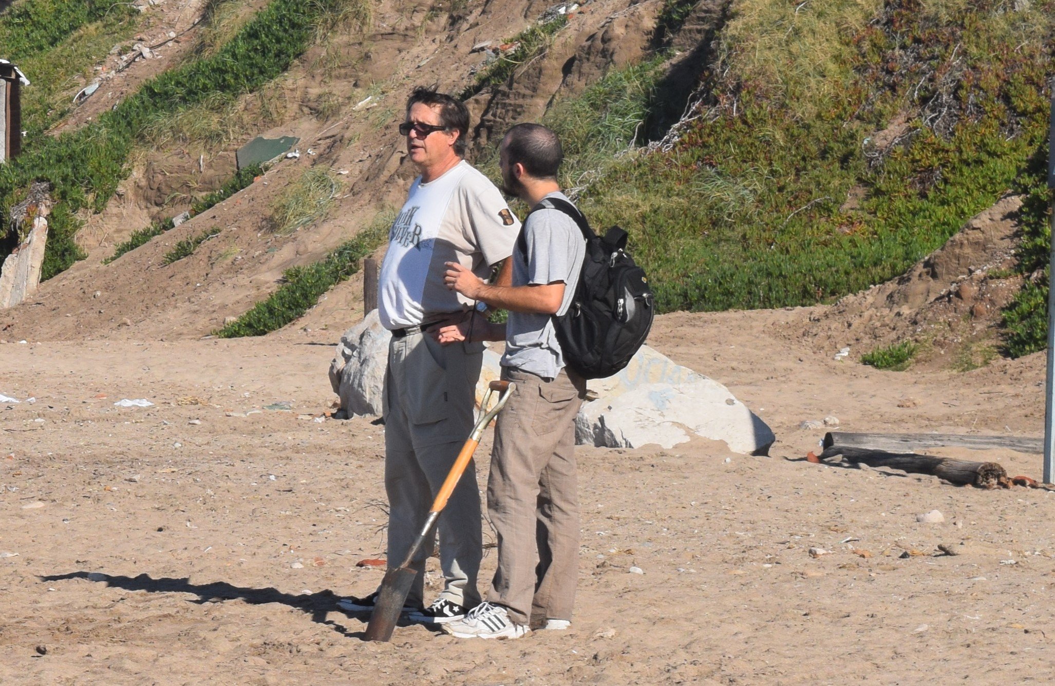 El investigador Federico Isla (izquierda) en plena tarea en la zona de Playa Serena.