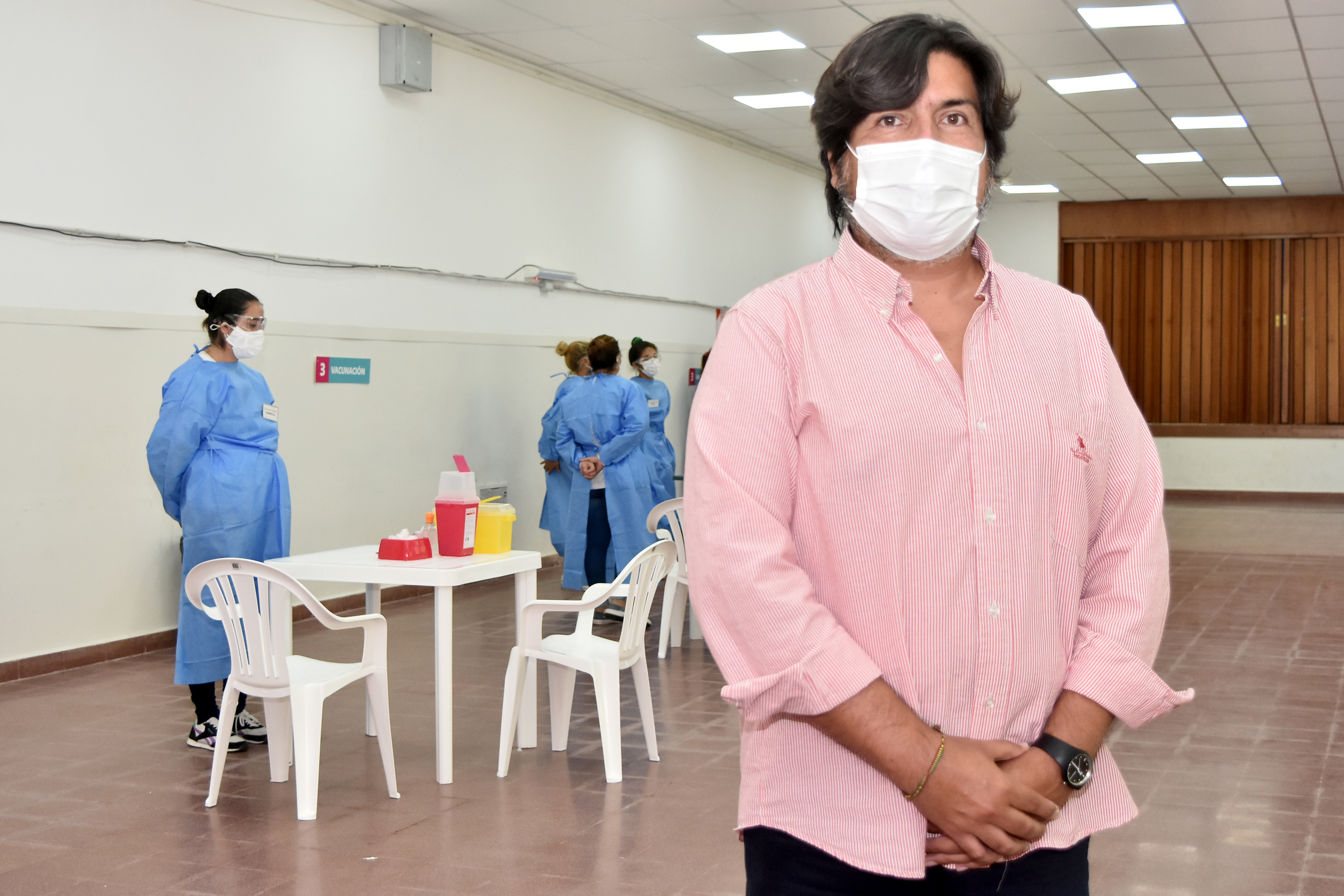 Gastón Vargas, director de Zona Sanitaria VIII, en el centro de vacunación de la Escuela Especial N°502