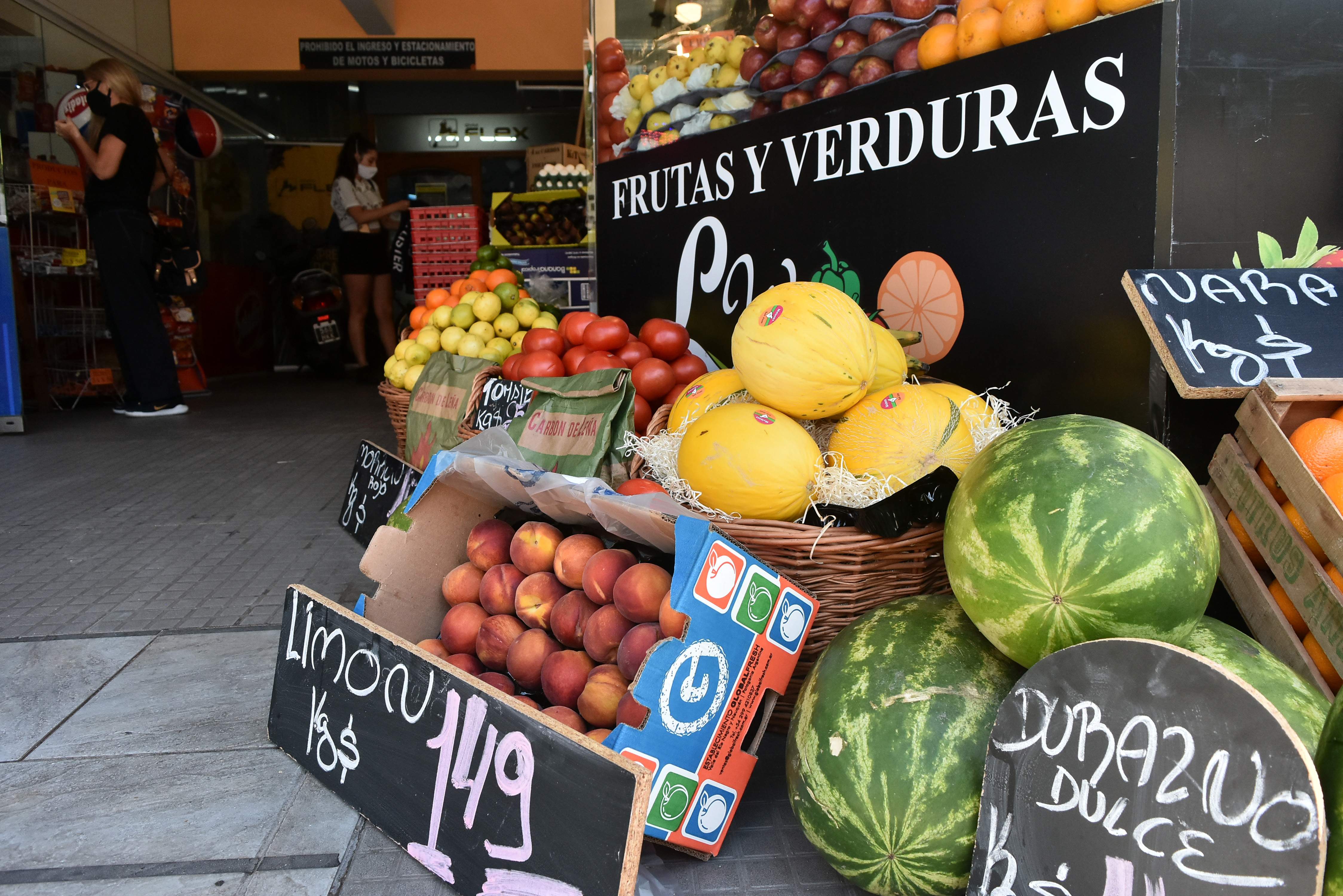 La demanda en las verdulerías está definida por las ofertas ante los aumentos en varios artículos.
