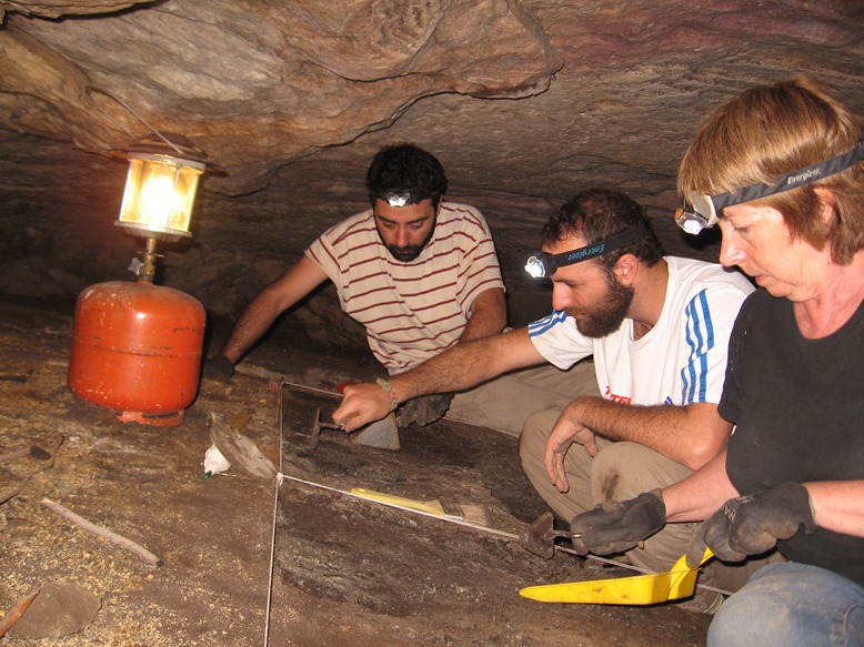 La antropóloga Diana Mazzanti y su equipo trabajando en la cueva Tixi de Sierra de los Padres.