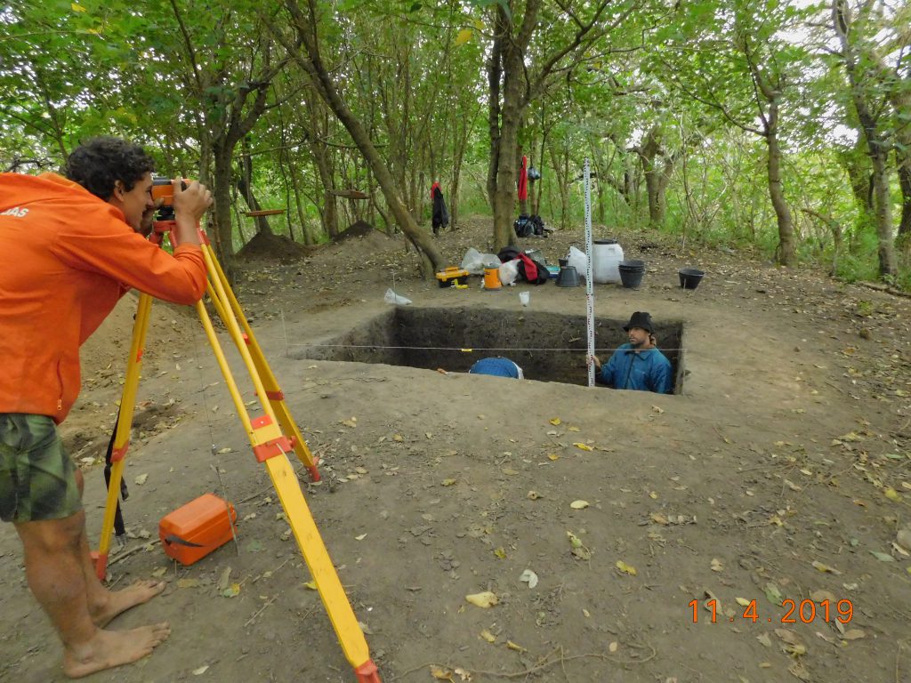 Bonomo y su equipo realizando trabajos de búsqueda en la zona del Alfar.