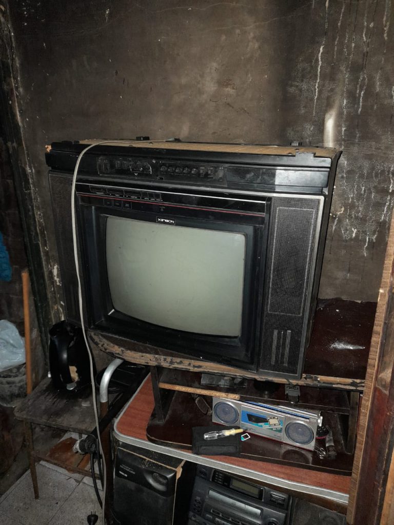 La víctima forcejeó con los ladrones y logró evitar que le robaran su televisor.