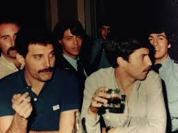 Freddie Mercury en el Casino, junto a Peter Morgan. De fondo y con bigotes, el custodio Jorge Fregonese.