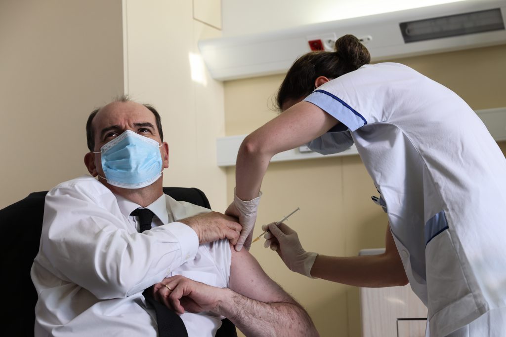 El primer ministro francés se vacuna con AstraZeneca