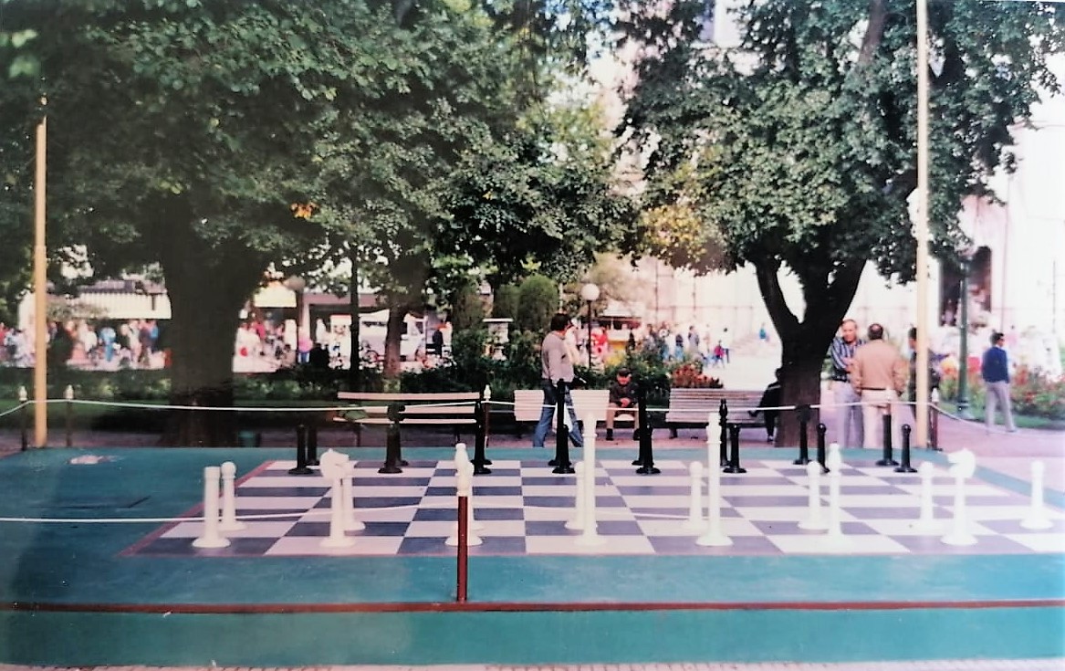En la década del '80 se jugaban partidas de ajedrez con piezas gigantes en Plaza San Martín. Una actividad que será retomada.