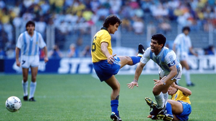 Branco ante Maradona en el histórico Brasil-Argentina de los octavos de final de Italia 90.