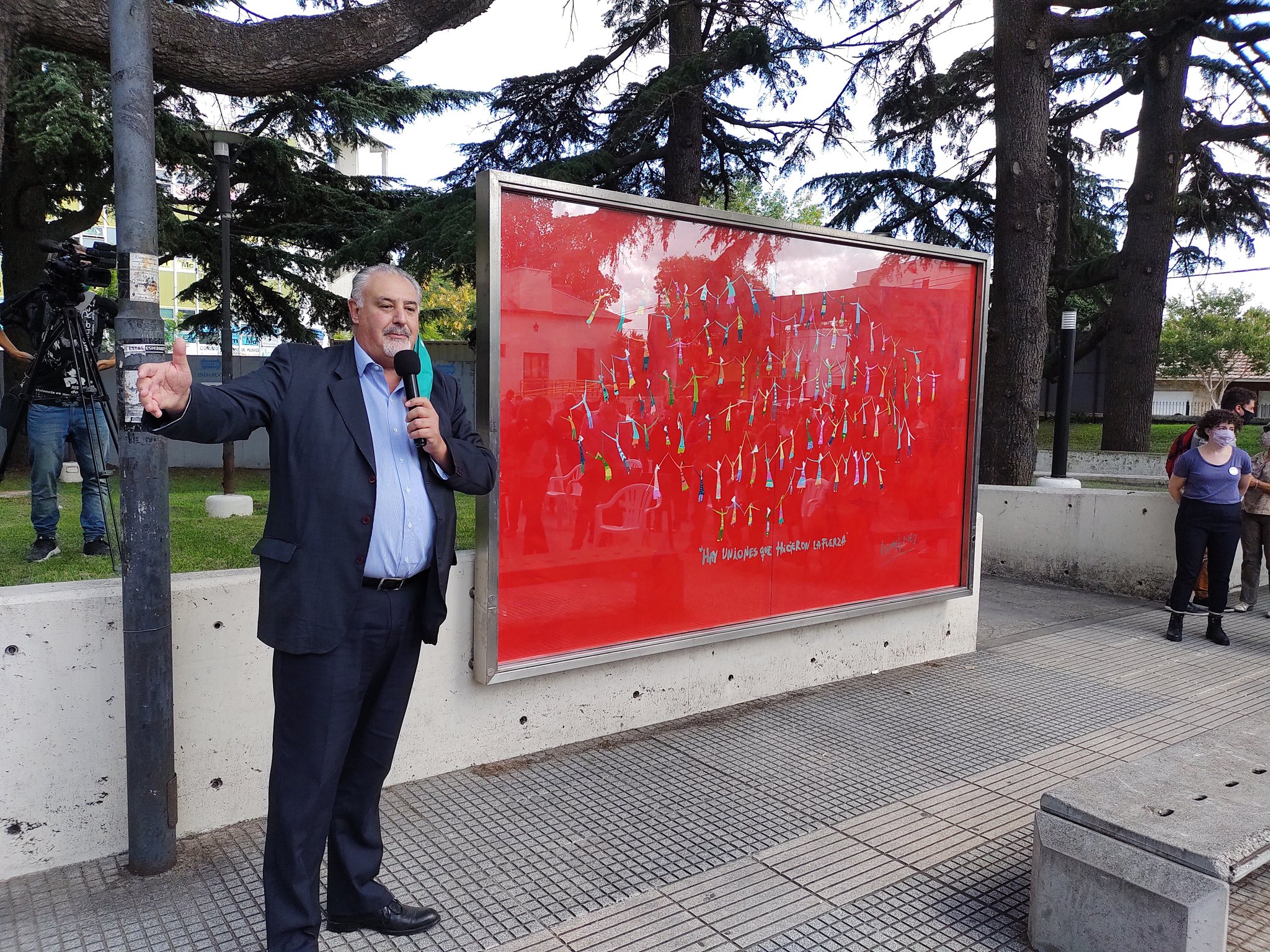 Lazzeretti junto al mural realizado por Felipe Giménez. Foto: Twitter - @CgtDel