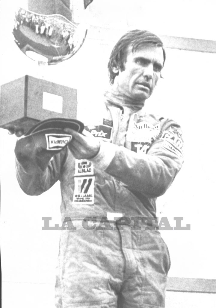 Reutemann levanta la copa tras el triunfo en Jacarepaguá.