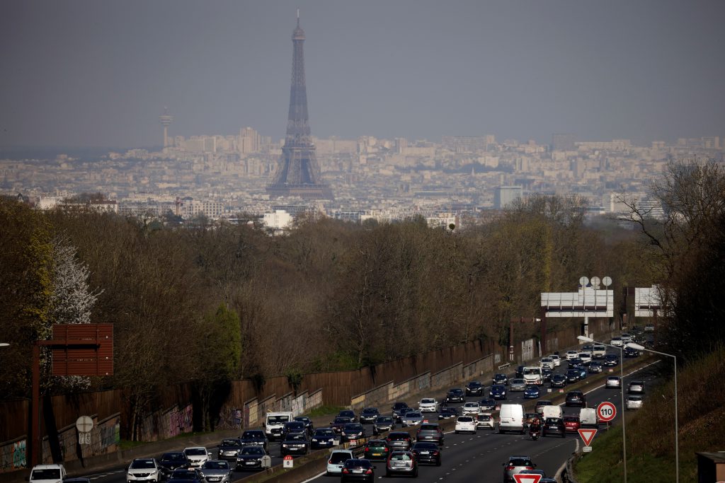 Francia rebaja su previsión de crecimiento por las nuevas restricciones