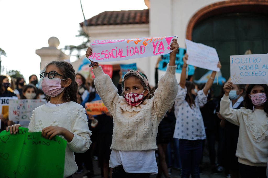 Padres y alumnos protestan para exigir reapertura de clases en Buenos Aires