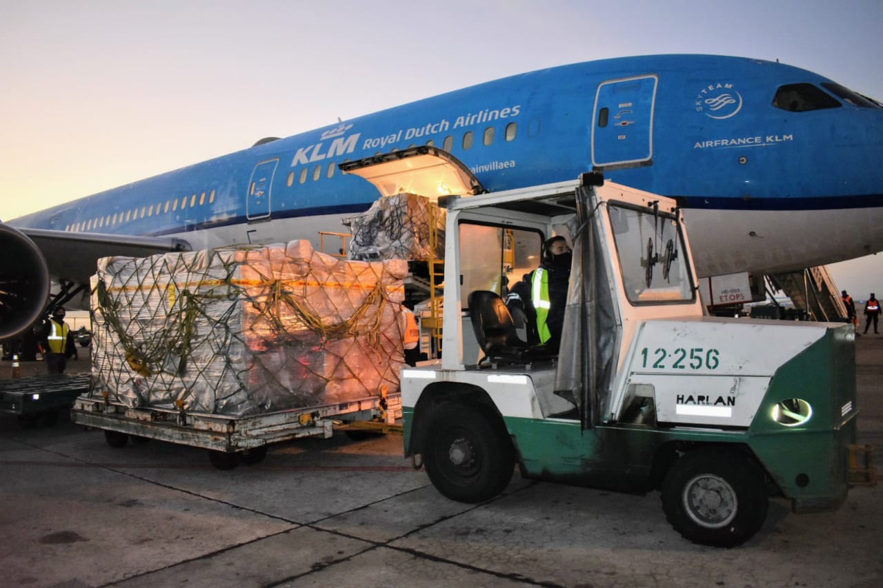 Las dosis arribaron al aeropuerto de Ezeiza. Foto: Twitter - @intercargoARG