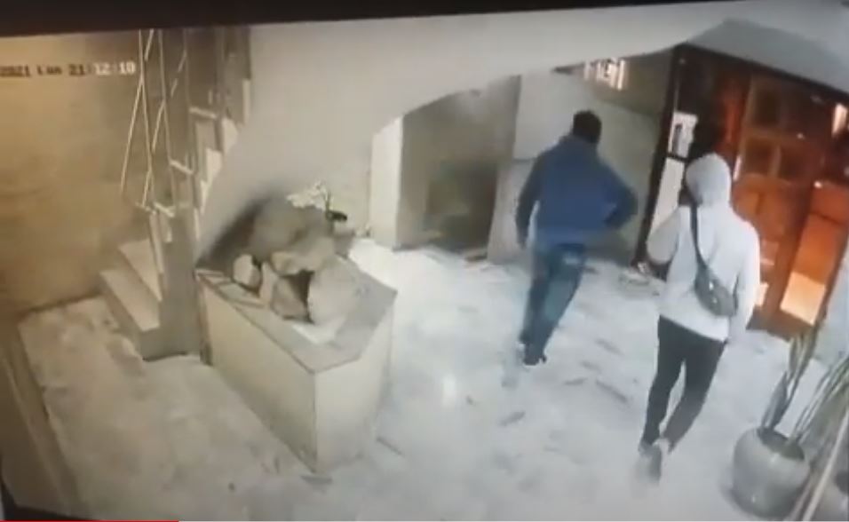 La captura de imagen del video que grabó la cámara de seguridad del edificio, en el que se puede observar la secuencia del ataque.