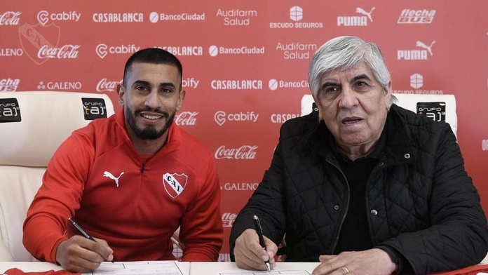 Cristian Chávez al momento de firmar su contrato con el presidente de Independiente, Hugo Moyano.