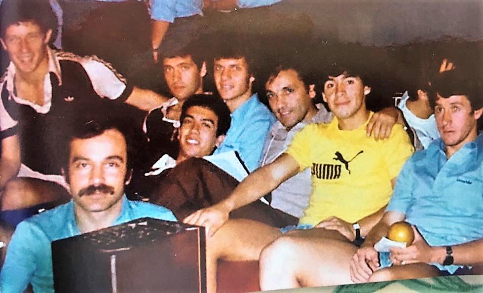 Vicente "Cholo" Ciano abrazando a un muy joven Diego Maradona en el Mundial de Japón.