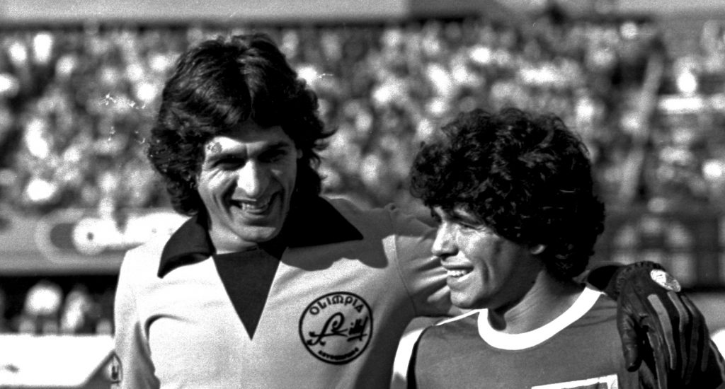 Fillol y Maradona, antes del partido. 