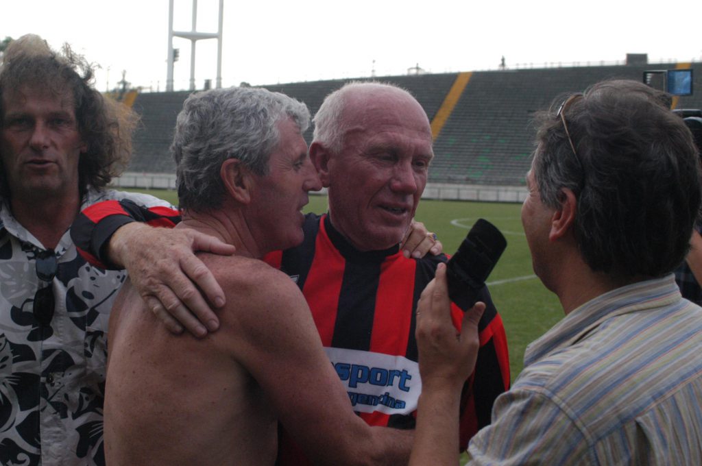 Hugo Sangorrín abraza a Norberto Eresuma en un partido homenaje a "Llamarada", otra gloria del fútbol local que nos dejó hace unos años.