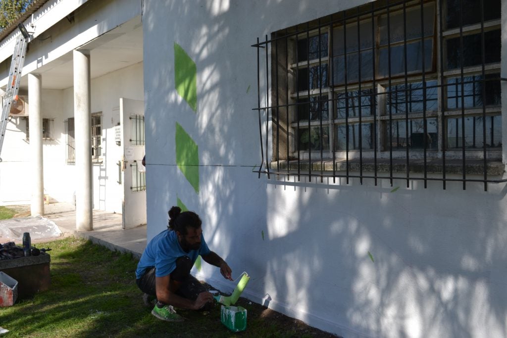 El artista Marcos Daniel, trabajando en la obra.