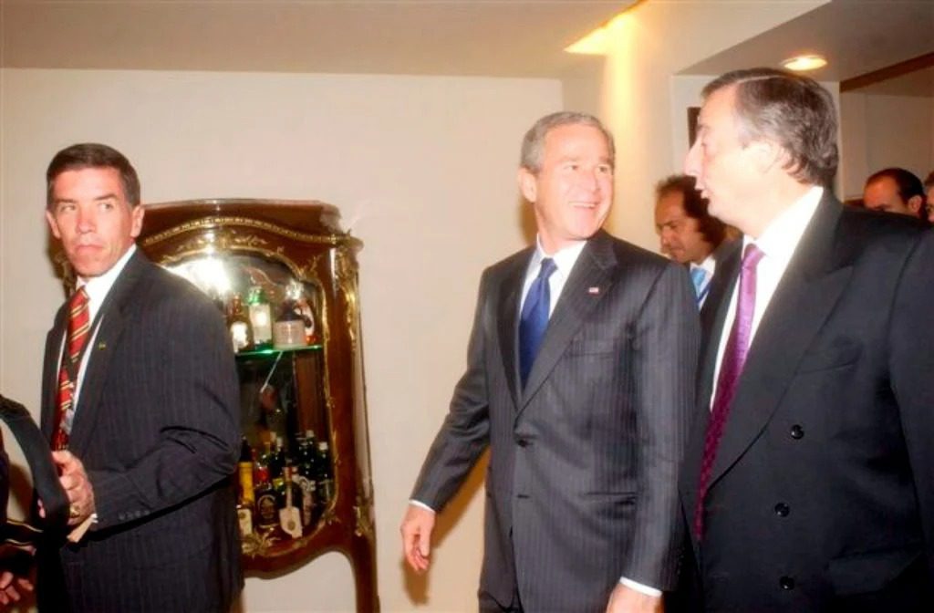 Bush, junto a Kirchner, en el Hotel Hermitage. El presidente norteamericano protagonizó una graciosa escena en la barra del establecimiento.