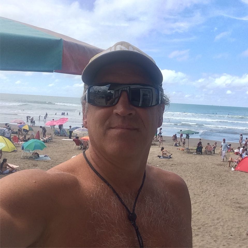 Juan Pablo Charles en Playa Grande, donde trabaja desde hace 25 años.