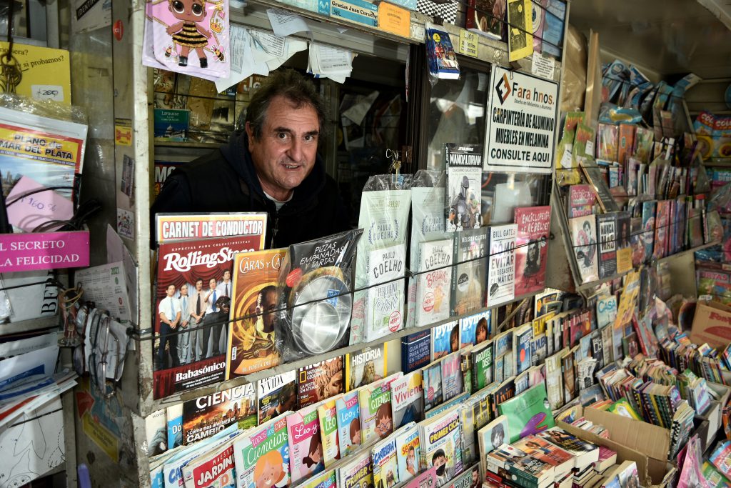 Tito Fara vende diarios desde los 12 años en el puesto de Luro e Independencia que heredó de su padre.