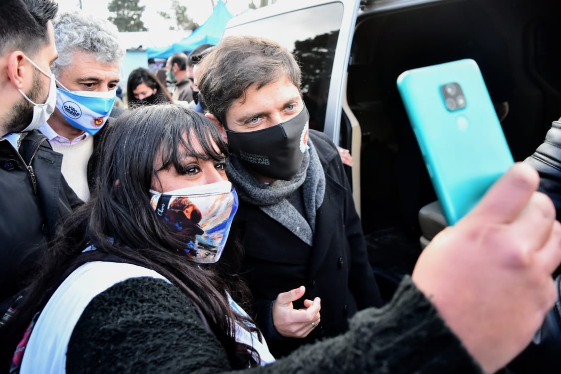 Axel Kicillof, el viernes, al terminar el acto en Gesell. Atrás, el intendente Gustavo Barrera, crítico de Montenegro.
