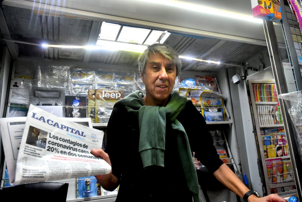 Marcelo Marcos está a cargo del kiosco de diarios y revistas de Juan B. Justo y Córdoba desde 1982.