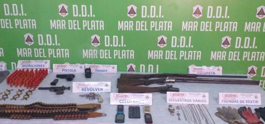 Armas y joyas secuestradas durante el allanamiento a la casa de Farías.