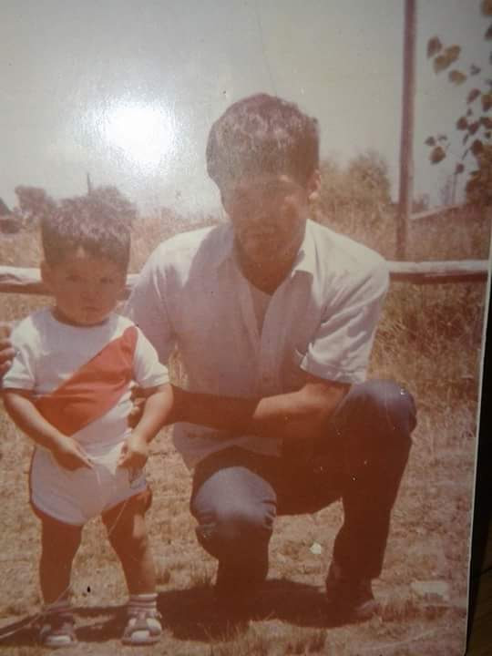 Gustavo Pimentel, de niño, con la camiseta de River junto a su padre.