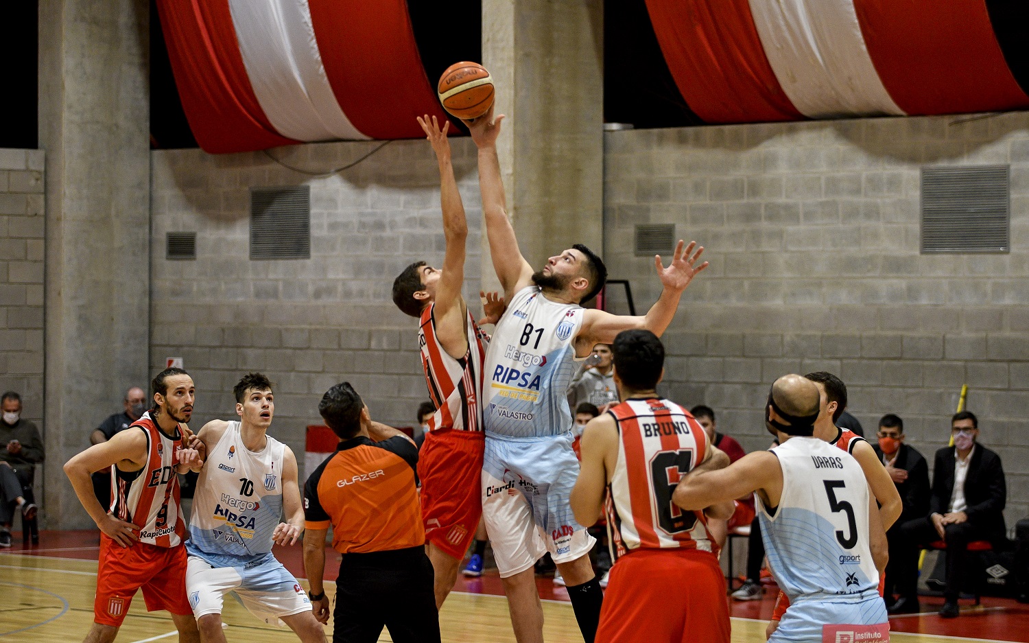 Salto inicial en La Plata ante Estudiantes, uno de los rivales en este cuadrangular. Mauro Cerone y Unión apuntan hacia arriba.