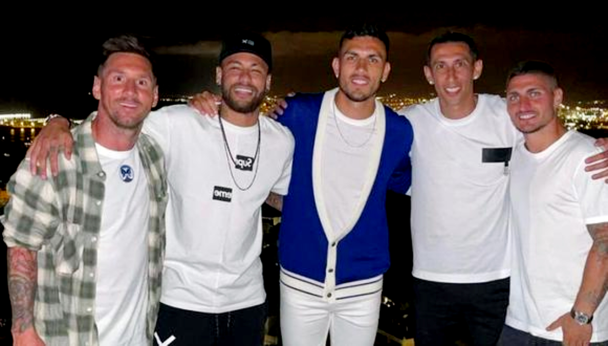 Messi junto a Neymar, Paredes, Di María y Verratti, jugadores del PSG, durante las vacaciones en Ibiza.