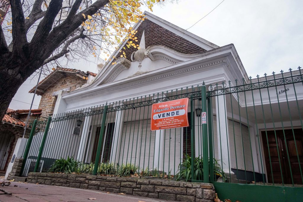 La casa, ubicada en la calle Buenos Aires al 2700, fue construida por Francisco Salamone en 1954.