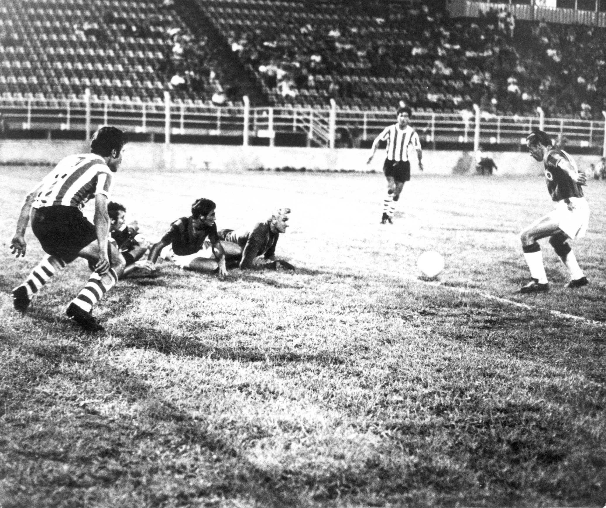 Gol de Modesto Benítez en el partido del 15/12/1969.