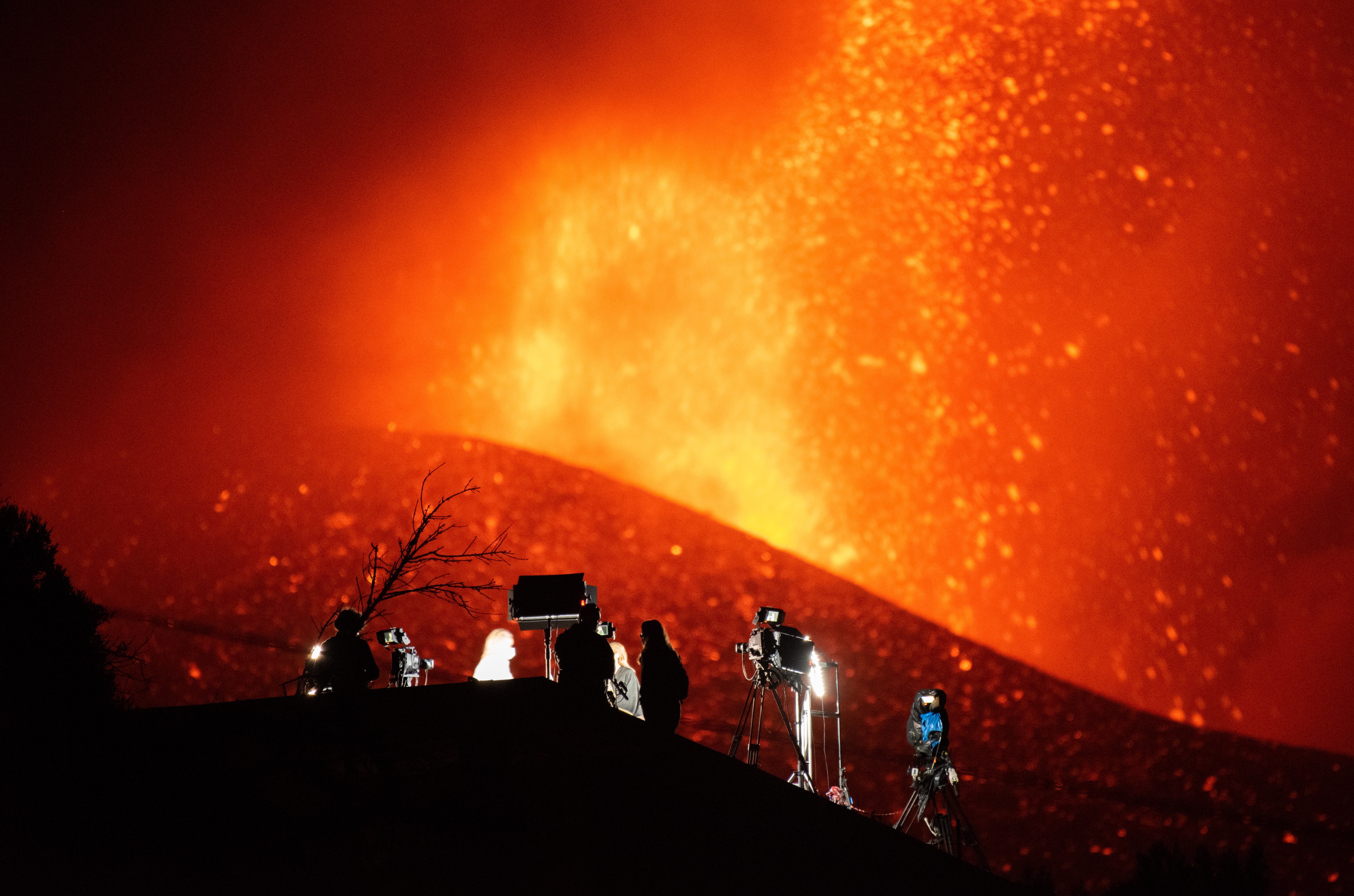 El volcán de La Palma muestra fases más explosivas tras seis días de erupción