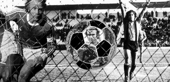 Eresuma, adelante. Loyola levanta los brazos. La pelota en la red. El estadio San Martín. Fotomontaje.