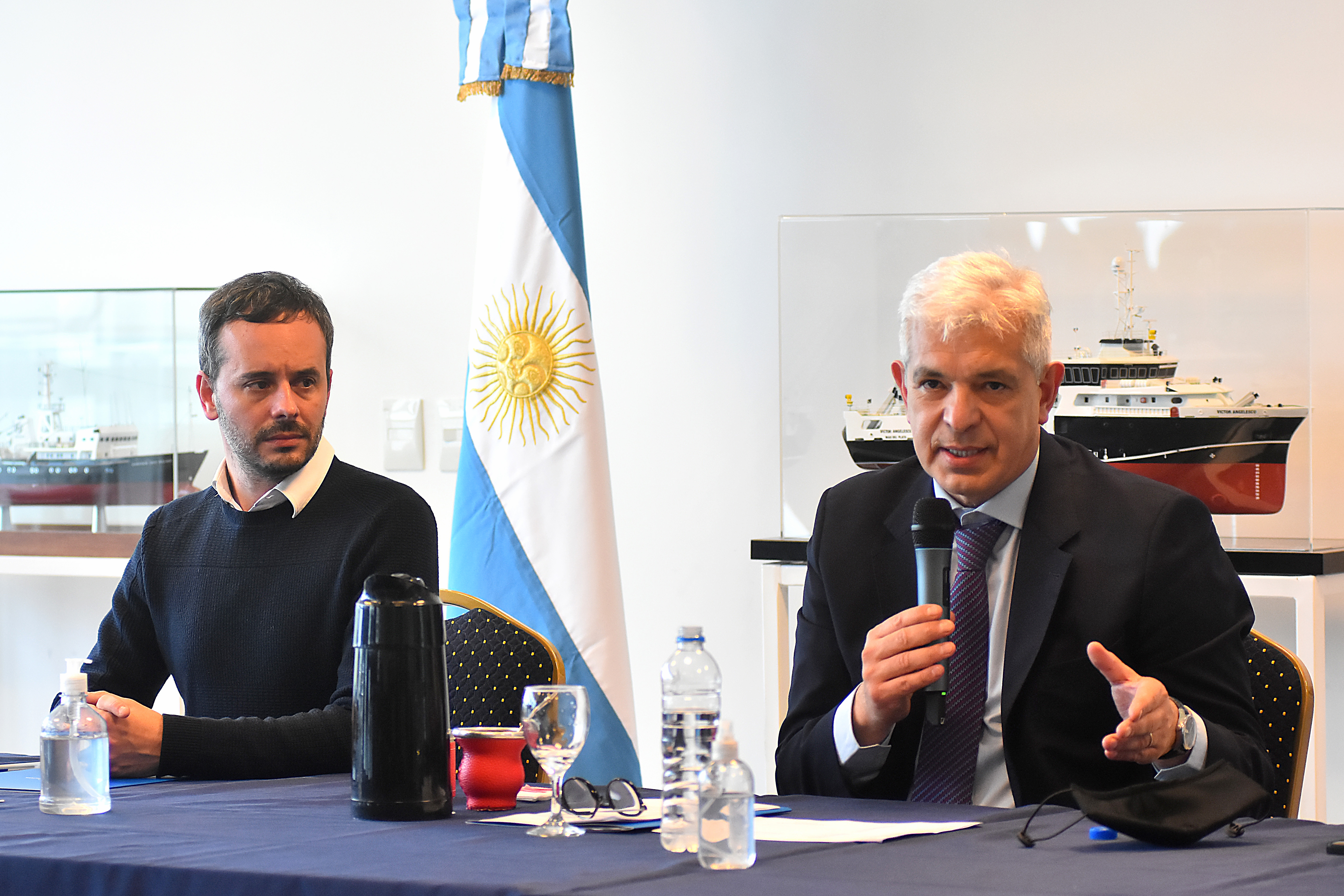 El subsecretario de Pesca, Carlos Liberman, junto a Julián Domínguez en la reunión del Consejo Federal de Pesca.