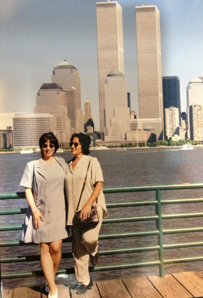 Patricia con su madre Sunilda frente a las Torres, pocas semanas antes del atentado.