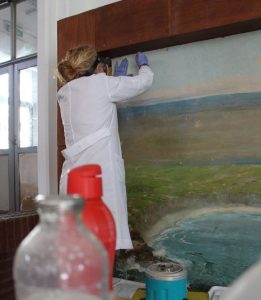 Natalia Minuchín trabajando en la restauración 