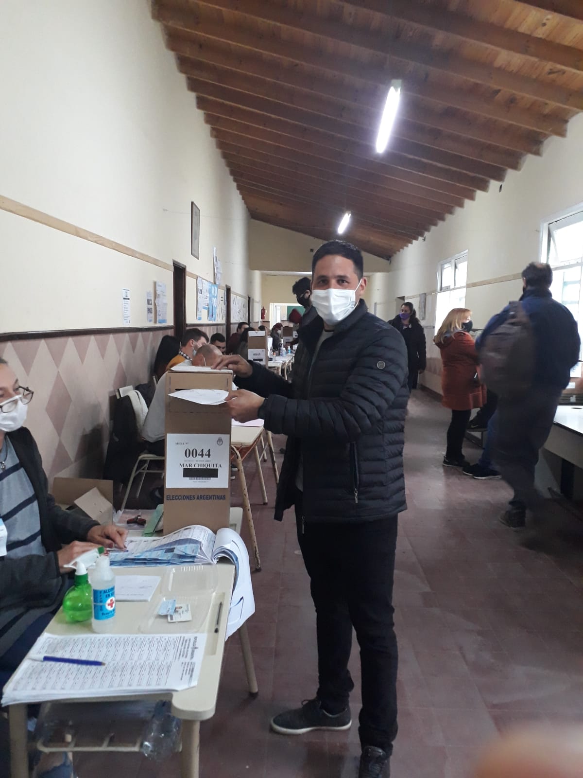 Leandro Barone a la hora de votar este domingo. El candidato a concejal que apoya Blas Paredi acaparó las preferencias del electorado en Mar Chiquita.
