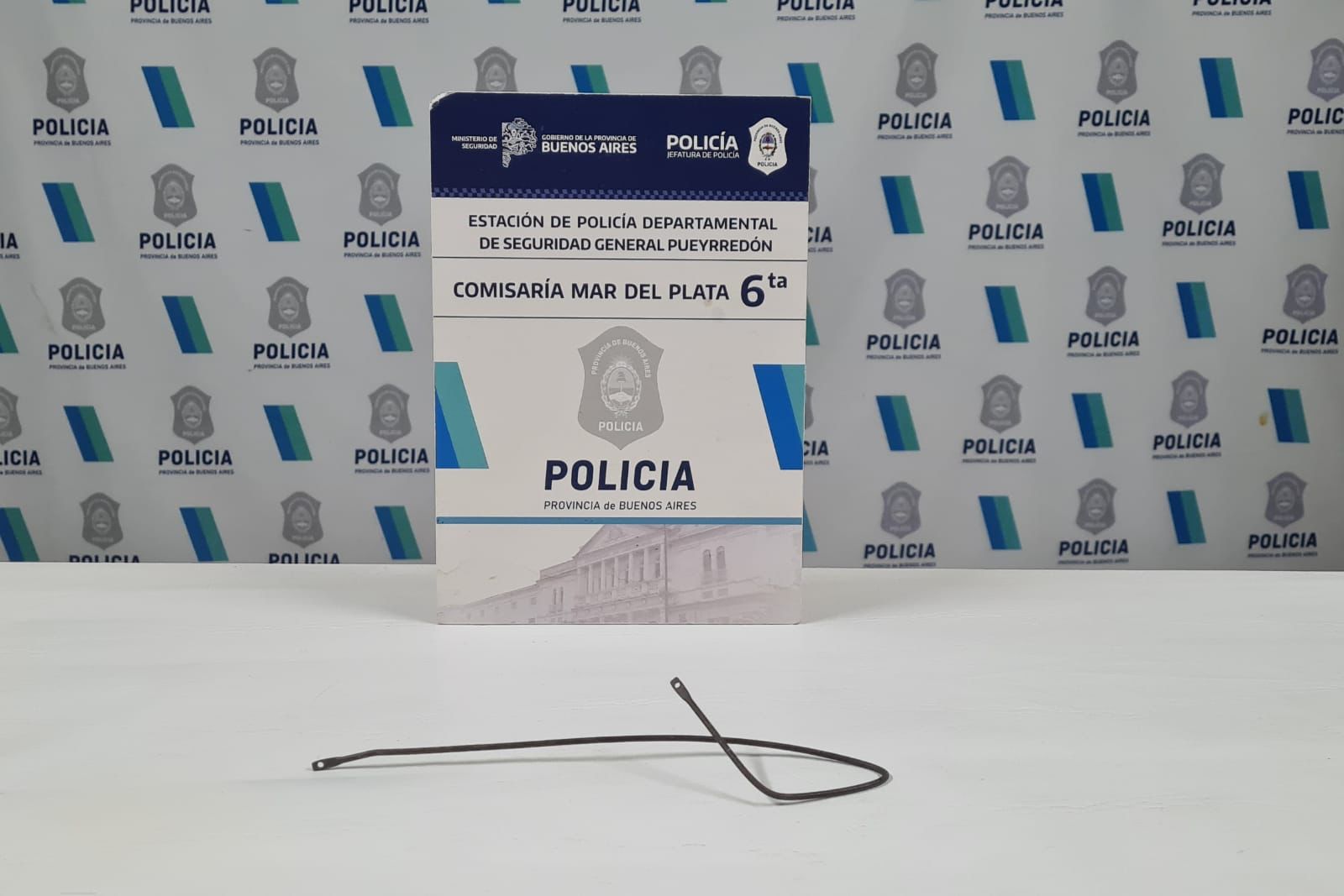 El alambre utilizado como ganzúa fue secuestrado por la policía.